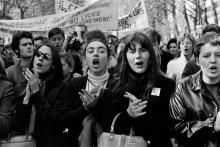 Des jeunes femmes manifestent le 1er mai 1968 à Paris