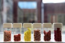 Des flacons de comprimés exposés au laboratoire pharmaceutique français Servier à Gidy, à quelque 100 km au sud de Paris le 1er septembre 2017. Servier vient d'acheter la branche oncologie de l'irland