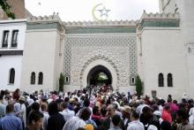 Des musulmans quittent la Grande mosquée de Paris à l'occasion de l'Aïd el-Fitr le 25 juin 2017