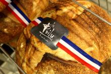 Une miche au levain sertie d'un ruban tricolore: le "pain des Poilus", réplique fidèle de celui distribué aux soldats français pendant la Première Guerre mondiale, le 6 avril 2018 dans une boulangerie