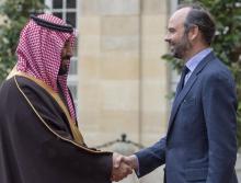 Le prince héritier saoudien Mohammed ben Salmane est accueilli par le Premier ministre Edouard Philippe à l'hôtel de Matignon, le 9 avril 2018 à Paris