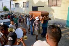 Des hommes portent, le 20 avril 2018, le cercueil d'un policier tué par des hommes armés à Zihuatanejo dans l'Etat de Guerrero