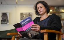 Pilar Quintana avec son nouveau roman, La Perra (La Chienne), le 24 février 2018 à Bogota