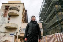 L'architecte Alexeï Ginzburg pose près du Narkomfin en restauration, un immeuble d'habitation du centre de Moscou et chef-d'oeuvre de l'Architecture moderne, le 7 avril 2018