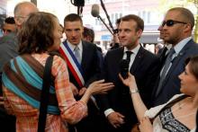 Emmanuel Macron à l'écoute d'habitants de Saint-Dié-des-Vosges lors d'une visite le 18 avril 2018