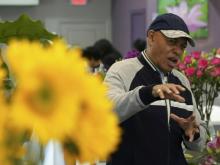 Rick Lee, le 3 avril 2018, devant le magasin de fleurs familial qu'il avait protégé lors des émeutes ayant secoué Washington en 1968