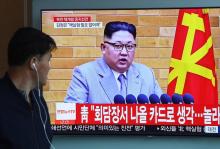 Un écran de télévision dans une gare de Séoul le 21 avril 2018, en Corée du Sud, diffuse des images du leader nord-coréen Kim Jong Un qui a annoncé la fin des essais nucléaires nord-coréens et des tes