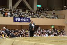 Tomoko Nakagawa, la maire de la cité de Takarazuka, fait une déclaration sur un podium placé à l'extérieur du "dohyo", le 6 avril 2018 au Japon