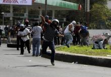 Des étudiants affrontent la police anti-émeute à Managua lors de manifestations contre une réforme des retraites, le 19 avril 2018 au Nicaragua