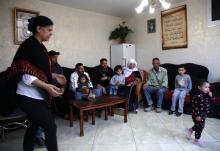 Khadija Sharkawi (C) est assise avec les membres de sa famille dans sa maison située dans le camps de réfugiés d'Al-Amari en Cisjordanie occupée, le 08 mai 2018