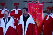 Intronisation de l'acteur chinois Zhang Guoli (c)au cours de la "Jurade de Saint-Emilion", aux abords du stade olympique à Pékin, le 26 mai 2018