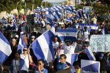 Des participants à une marche commémorant le début des manifestations contre le gouvernement nicaraguayen, il y a un mois, le 18 mai 2018 à Managua
