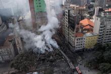 Des pompiers essaient d'éteindre un incendie dans un immeuble squatté de 24 étages, qui s'est ensuite effondré, à Sao Paulo au Brésil, la plus grande ville d'Amérique latine, le 1er mai 2018