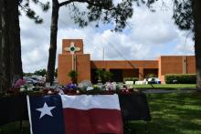 Des fleurs et un drapeau texan en hommage aux victimes, devant le lycée de San Fe le 19 mai 2018