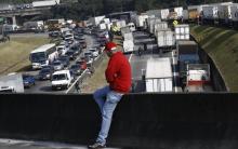 Grève nationale des camionneurs sur la route Regis Bittencourt à 30 km de São Paulo et lancée en protestation contre la hausse des prix du diesel, le 24 mai 2018