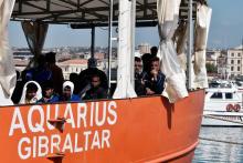 Des migrants à bord de l'Aquarius, en Sicile, le 10 mai 2018