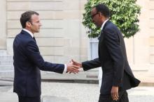Le président français Emmanuel Macron (à gauche) accueille son homologue rwandais Paul Kagame à l'Elysée le 23 mai 2018