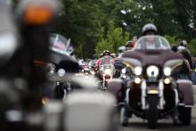 Des milliers de motards se rassemblent près du Pentagone avant le défilé annuel du "Rolling Thunder" rendant hommage aux soldats américains morts et disparus au combat, le 27 mai 2018 à Washington