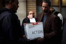 Des cheminots participent au "vot'action", lundi 14 mai 2018 à Paris