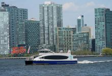Un ferry traverse l'East River à New York, le 3 mai 2018