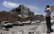 Les bureaux de la présidence yéménite endommagés après des frappes aériennes, le 7 mai 2018 à Sanaa