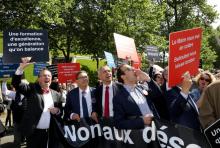 Les commissaires aux comptes manifestent devant le ministère de l'Économie à Paris, le 17 mai 2018