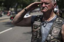 Un ancien combattant américain salue les motards, à Washington le 27 mai 2018