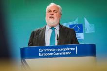 Le commissaire européen à l'Energie Miguel Arias Canete lors d'une conférence de presse à Bruxelles le 24 novembre 2017
