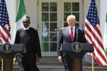 Le président américain Donald Trump et son homologue nigérian Muhammadu Buhari arrivent pour une conférence de presse à la Maison Blanche le 30 avril 2018.