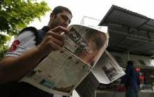 Un Iranien lit le journal le 9 mai 2018 à Téhéran au lendemain de l'annonce du retrait des Etats-Unis de l'accord nucléaire