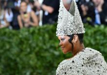 Rihanna portant une mitre arrive au gala du Met à New York le 7 mai 2018