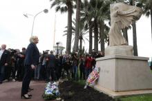 La présidente du Front national Marine Le Pen dépose une gerbe "A Jeanne pour la France" au pied d'une statue de Jeanne d'Arc le 1er mai à Cannes (Alpes-Maritimes)