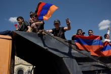 Des supporteurs de l'opposant Nikol Pachinian rassemblés à Erevan, le 2 mai 2018 en Arménie