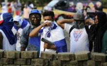 Des manifestants installent des barricades, le 24 mai 2018 à Leon, au Nicaragua