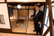 Yasuhiro Kamiyama, PDG de Hyakusenrenma, fait visiter un appartement à louer à Tokyo, le 16 avril 2018