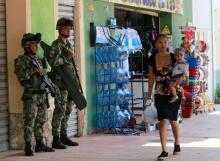 Des soldats colombiens en faction dans une rue de Tibu, le 27 avril 2018, dans la région du Catatumbo, frontalière du Venezuela, après des combats opposant des rebelles de l'ELN au gang de Los Pelusos