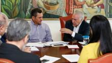 Photographie fournie par la présidence brésilienne montrant le président Michel Temer (G) et son ministre des Finances Eduardo Guardia lors d'une rencontre pour discuter des mesures à prendre face à l