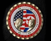 Médaille frappée aux Etats-Unis célébrant la rencontre historique entre le président américain Donald Trump et son homologue nord-coréen Kim Jong Un, prévue le 12 juin 2018