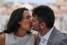 La productrice Amaia Ramirez (G) et le réalisateur espagnol Raul de la Fuente, photographiés à Cannes le 12 mai 2018 à l'occasion de la présentation de leur documentaire animé "Another Day of Life"