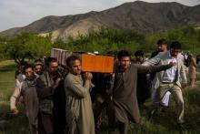 Des journalistes et des proches portent le cercueil de Shah Marai, photographe de l'AFP tué dans un attentat, le 30 avril 2018 à Kaboul