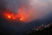 Des pompiers face à un incendie à Pietracorbara en Corse, le 11 août 2017