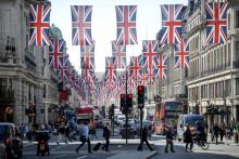 Des drapeaux déployés le long de Regent Street, à Londres, à quelques jours du mariage royal
