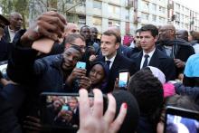 Emmanuel Macron lors d'une visite sur le thème de l'urbanisme à la Cité du Chêne pointu à Clichy-sous-Bois, le 13 novembre 2017