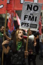 Des militants de gauche manifestent contre les négociations du gouvernement argentin avec le FMI, devant le Congrès à Buenos Aires, le 9 mai 2018