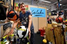 Jean-Baptiste Cortet présente son invention "le porte-ballon Celuka" au concours Lépine, le 3 mai 2018 à Paris