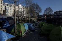 Un camp improvisé par des migrants au bord du canal Saint-Martin à Paris, le 23 février 2018