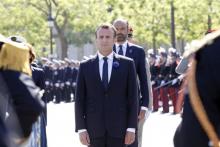Emmanuel Macron, et derrière lui Edouard Philippe, assistent aux cérémonies du 8-Mai