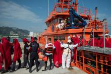 Des migrants débarquent d'un navire des gardes-côtes espagnols, à Malaga, le 26 avril 2018