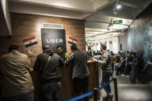 Des chauffeurs travaillant pour Uber discutent avec des employés de la société à son quartier général le 17 avril 2018 dans la capitale égyptienne