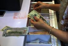 Une employée d'un bureau de change compte des dollars américains, le 25mai 2018 à Ankara, en Turquie